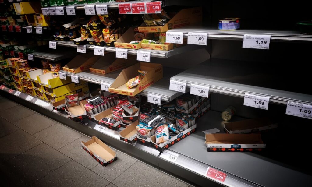 Scaffali semivuoti supermercati