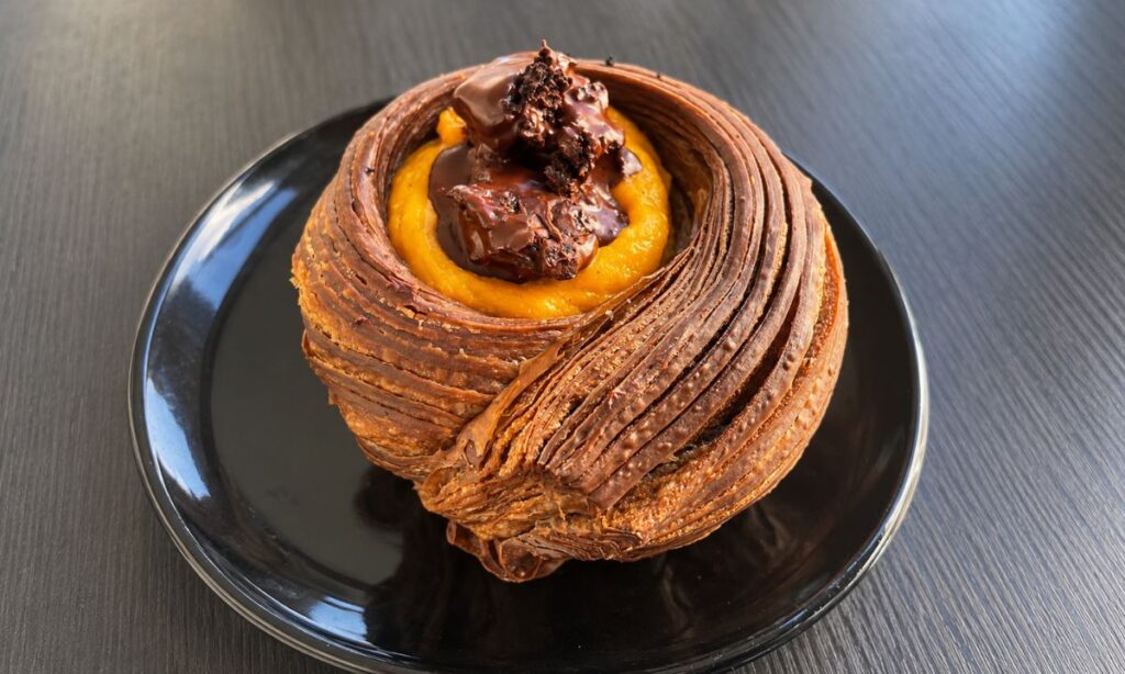 Sfoglia a forma di cesto con all'interno zucca di stagione, cioccolato fondente e fresa al cacao di Pane storto