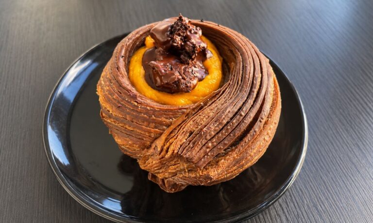 Sfoglia a forma di cesto con all'interno zucca di stagione, cioccolato fondente e fresa al cacao di Pane storto