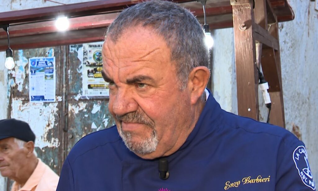 Enzo Barbieri con giacca blu da chef durante un servizio di TG2 Eat Parade, con il nome in sovrimpressione