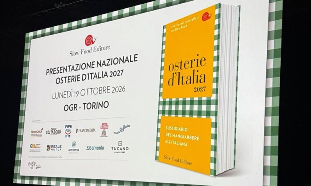 Pino Trimboli della Collinetta di Martone riceve il Premio Ostinati durante la presentazione di Osterie d’Italia 2027 a Torino