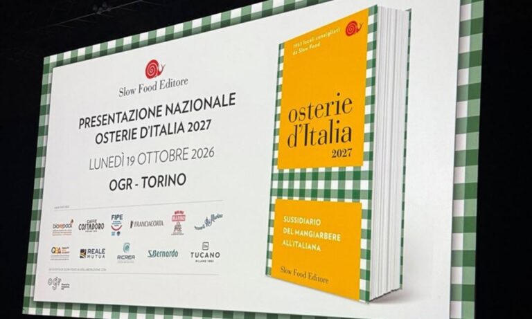 Pino Trimboli della Collinetta di Martone riceve il Premio Ostinati durante la presentazione di Osterie d’Italia 2027 a Torino