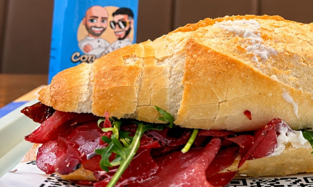 Pane farcito con bresaola, rucola, crema tricolore