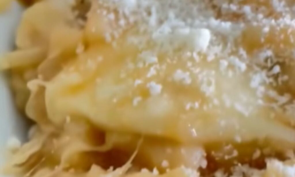 Pasta e patate con provola: la cremosità incontra il formaggio filante.