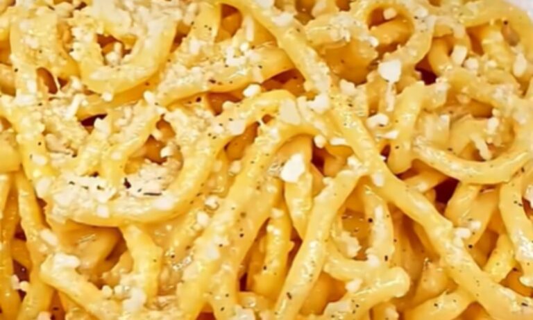 Primo piano dei tonnarelli cacio e pepe di Taverna Trilussa a Roma.