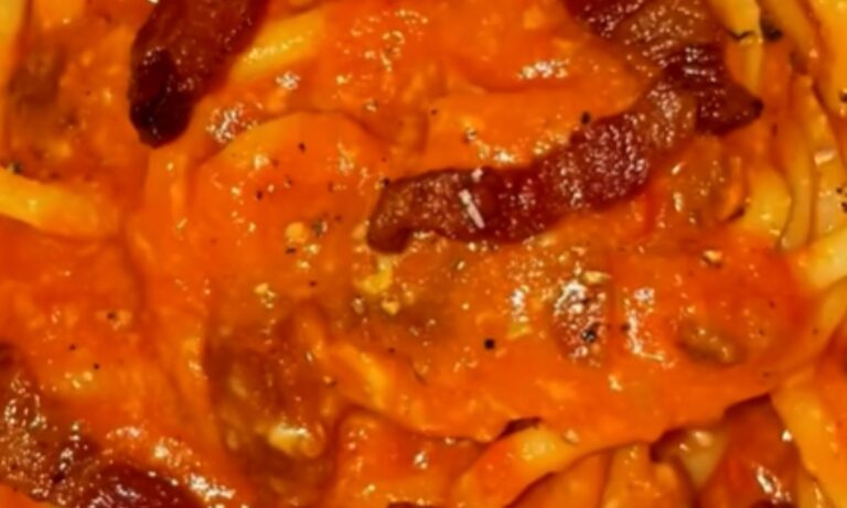 Tonnarelli all’amatriciana con pomodoro, guanciale e pecorino romano, serviti in padella.