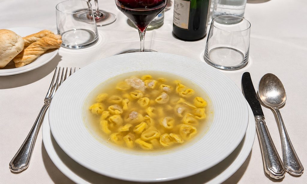 Tortellini brodo piatto bianco posate bicchieri Baia del Re Modena