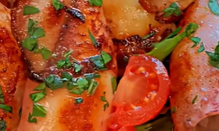Calamari alla brace accompagnati da misticanza e pomodorini.