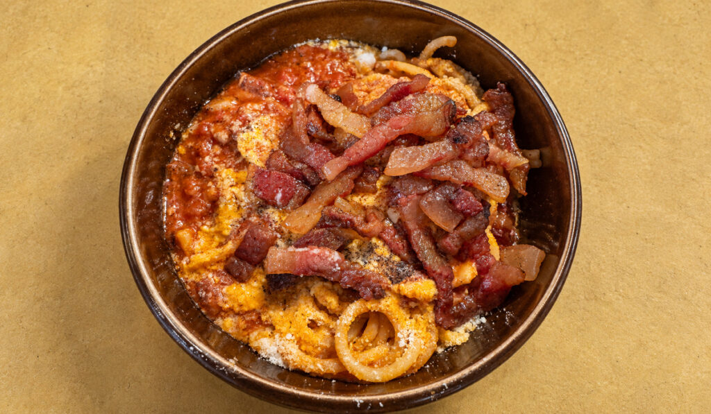Piatto tonnarelli all'Amatriciana con pasta fresca, pomodoro, guanciale, pepe e pecorino