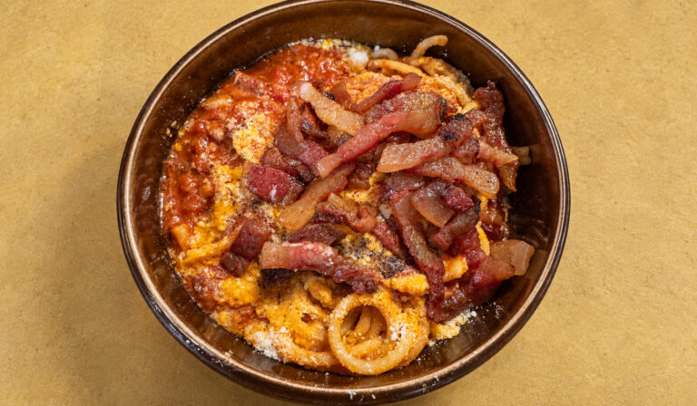 Piatto tonnarelli all'Amatriciana con pasta fresca, pomodoro, guanciale, pepe e pecorino