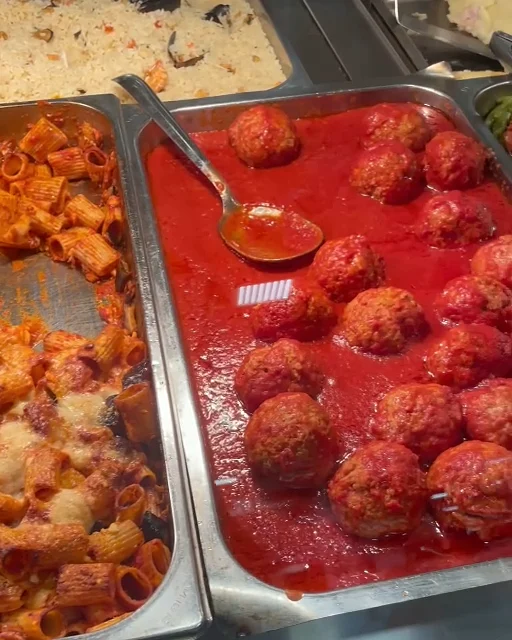 Polpette al sugo nel banco gastronomia dell’Ipercoop di Rende