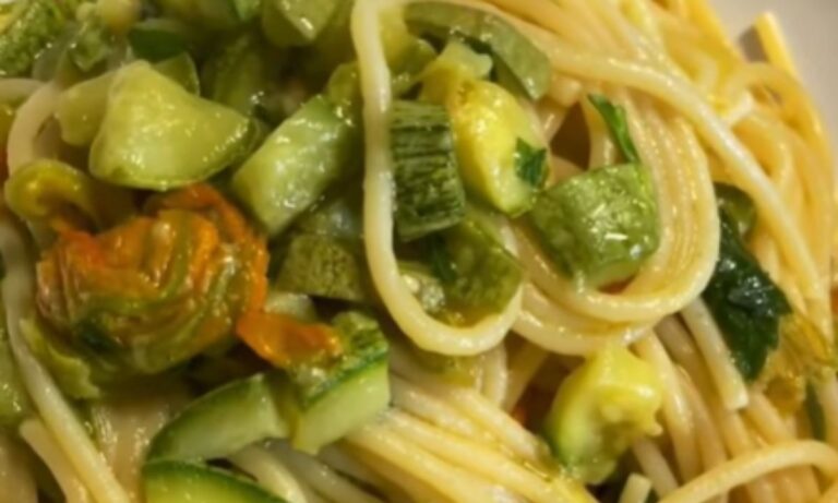 Spaghetti conditi con zucchine e fiori di zucca.